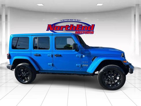 Used 2024 Jeep Wrangler Unlimited Sahara w/ Technology Group AWD/4WD image 2