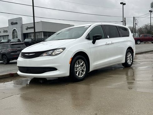 Used 2025 Chrysler Voyager LX image 2