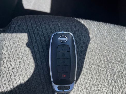 Used 2025 Nissan Rogue SV image 27