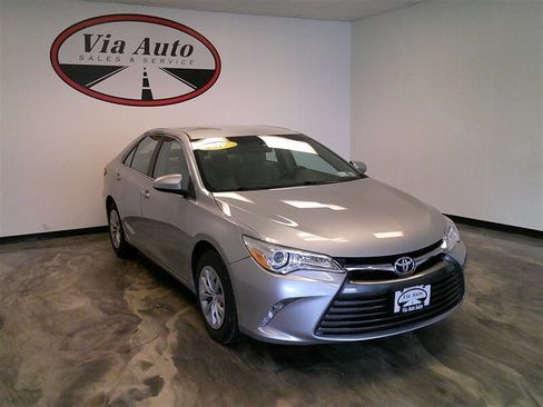 Used 2017 Toyota Camry LE image 1