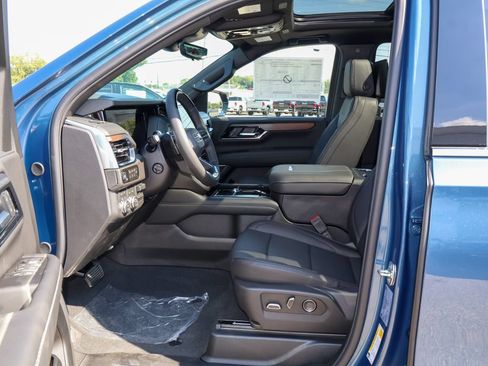 New 2026 GMC Yukon XL Denali w/ Denali Reserve Package AWD/4WD image 9