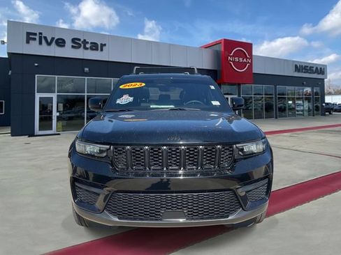 Used 2023 Jeep Grand Cherokee Altitude AWD/4WD image 2