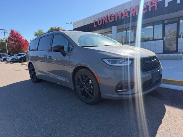 Used 2025 Chrysler Pacifica Limited FWD image 4