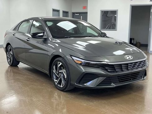 Certified 2025 Hyundai Elantra SEL FWD image 3