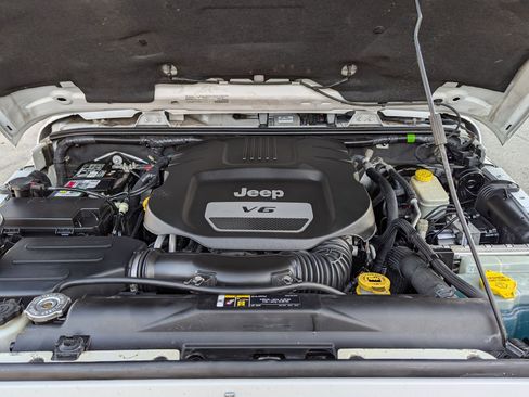 Used 2017 Jeep Wrangler Unlimited Sahara w/ Connectivity Group image 30