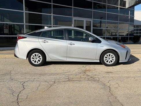 Used 2019 Toyota Prius LE image 2