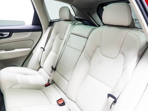 Used 2021 Volvo XC60 T6 Momentum image 36