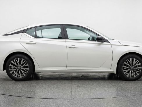 Used 2025 Nissan Altima 2.5 SV FWD image 11