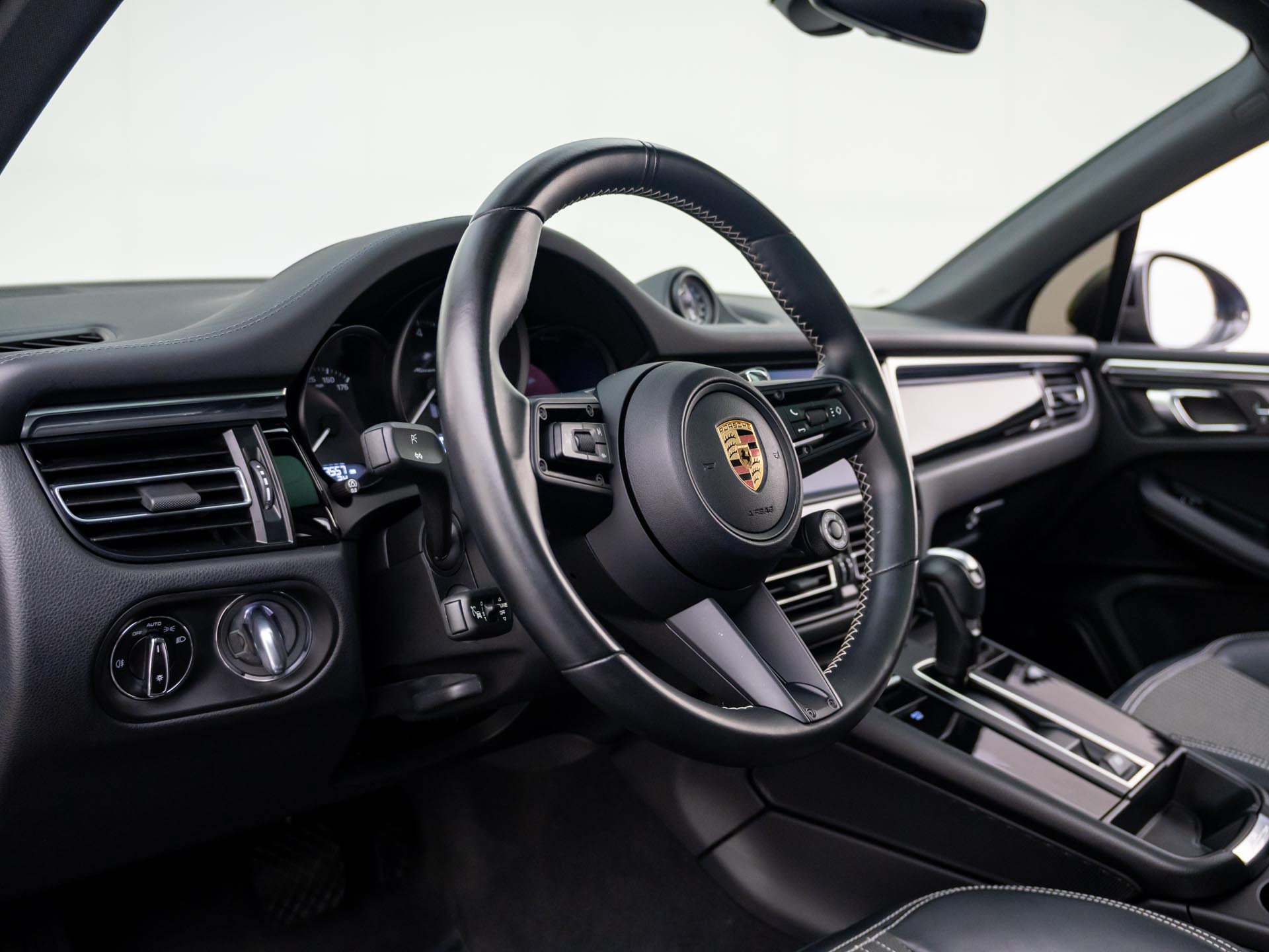 Certified 2024 Porsche Macan Turbo AWD/4WD image 4