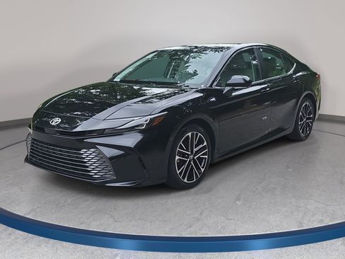 Used 2025 Toyota Camry XLE FWD image 1
