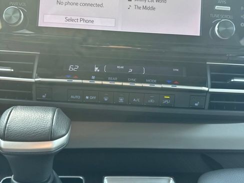 Used 2022 Toyota Sienna XLE AWD/4WD image 9