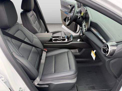 New 2027 Chevrolet Equinox LT w/ Convenience Package II FWD image 12