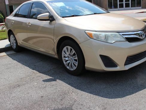 Used 2012 Toyota Camry LE image 3