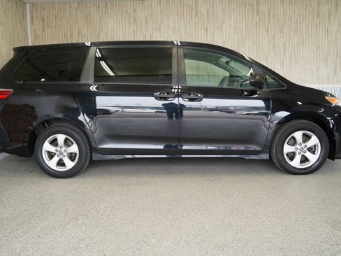 Used 2020 Toyota Sienna L image 6