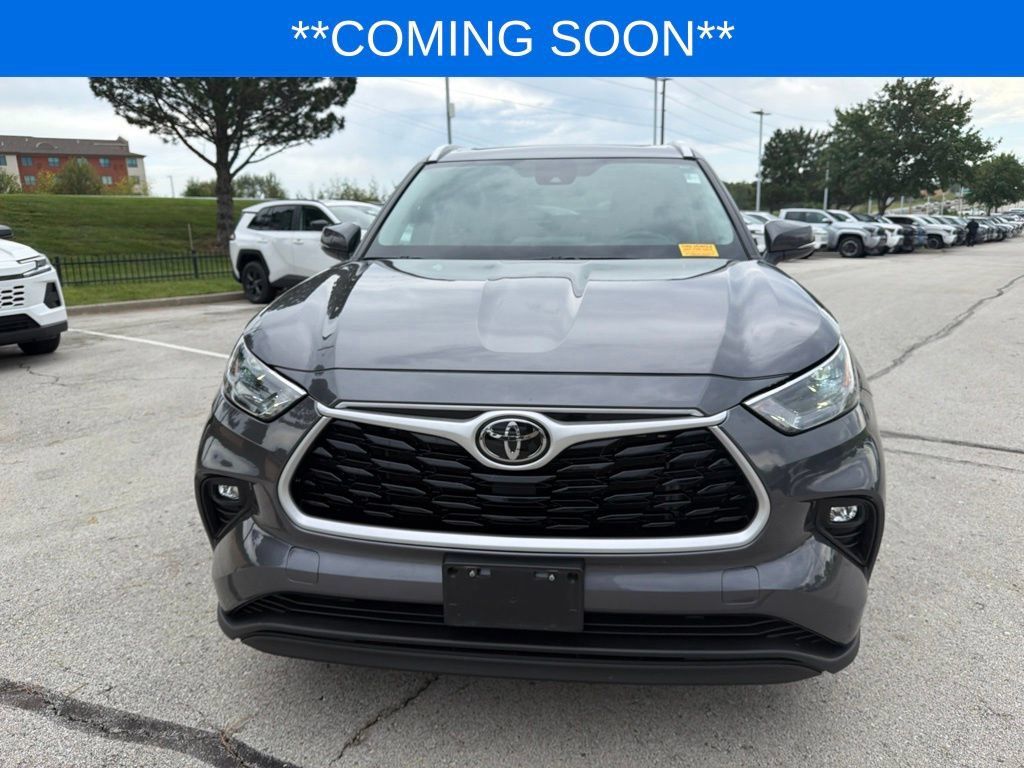 Used 2022 Toyota Highlander XLE AWD/4WD image 2