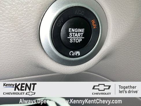 Used 2023 Chrysler Pacifica Touring-L image 19