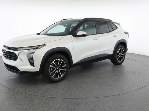 Used 2025 Chevrolet TrailBlazer LT image 3