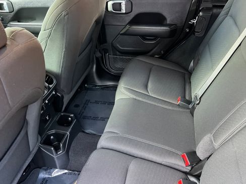 Used 2022 Jeep Wrangler Unlimited Sahara image 5