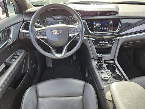 Certified 2025 Cadillac XT6 Premium Luxury image 11