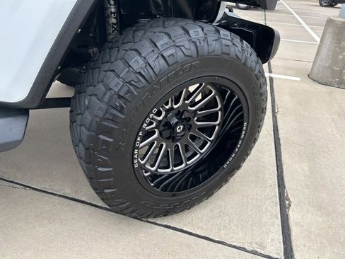 Used 2022 Jeep Gladiator Sport image 12