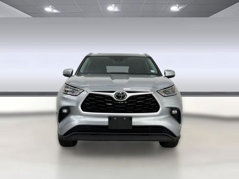 Used 2020 Toyota Highlander XLE AWD/4WD image 6