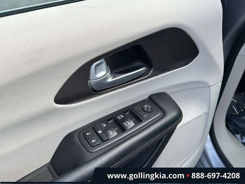 Used 2017 Chrysler Pacifica Touring-L w/ Tire & Wheel Group FWD image 15