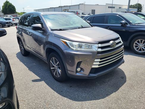 Used 2019 Toyota Highlander XLE FWD image 3