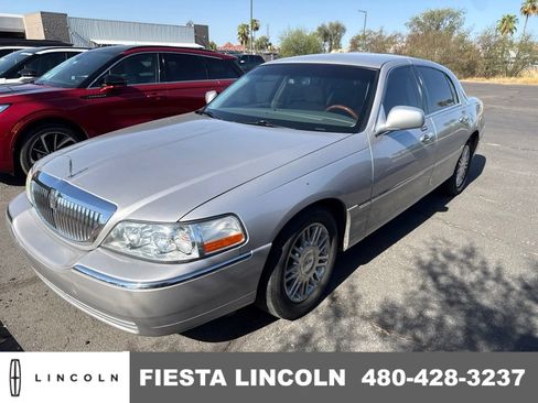 Used 2009 Lincoln Town Car Signature Limited RWD image 1