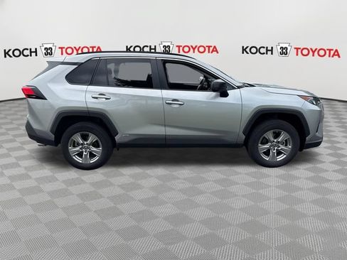 Used 2022 Toyota RAV4 LE AWD/4WD image 9