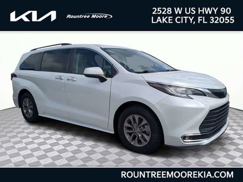 Used 2022 Toyota Sienna XLE FWD image 1