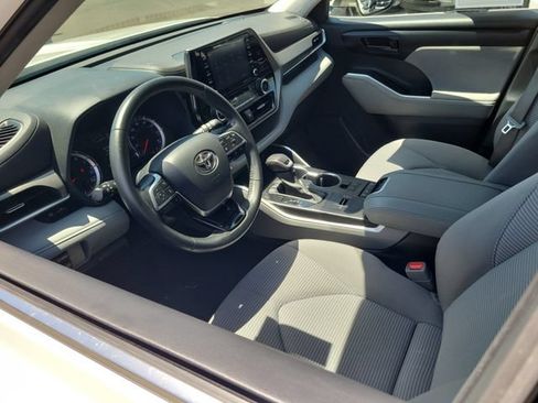Used 2021 Toyota Highlander LE FWD image 3