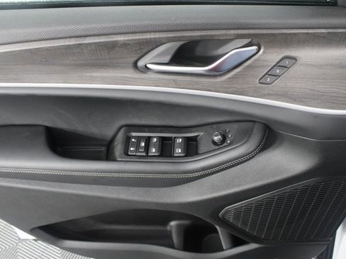 New 2025 Jeep Grand Cherokee Limited image 16