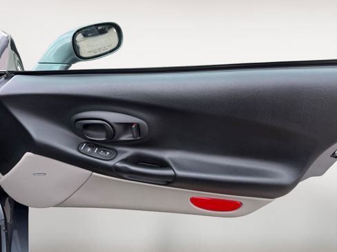 Used 2004 Chevrolet Corvette Coupe w/ Preferred Equipment Group RWD image 17