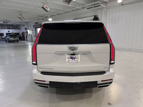 Used 2025 Cadillac Escalade Premium Luxury w/ Touring Package image 4