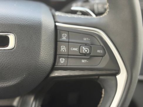 Used 2025 Jeep Grand Cherokee Altitude AWD/4WD image 25