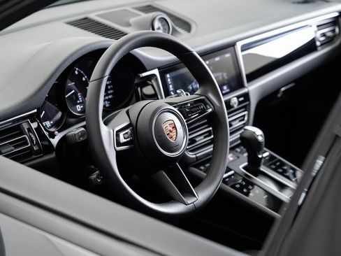Used 2025 Porsche Macan image 9