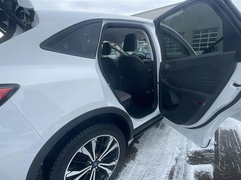 Used 2022 Ford Escape SE w/ SE Sport Appearance Package image 23