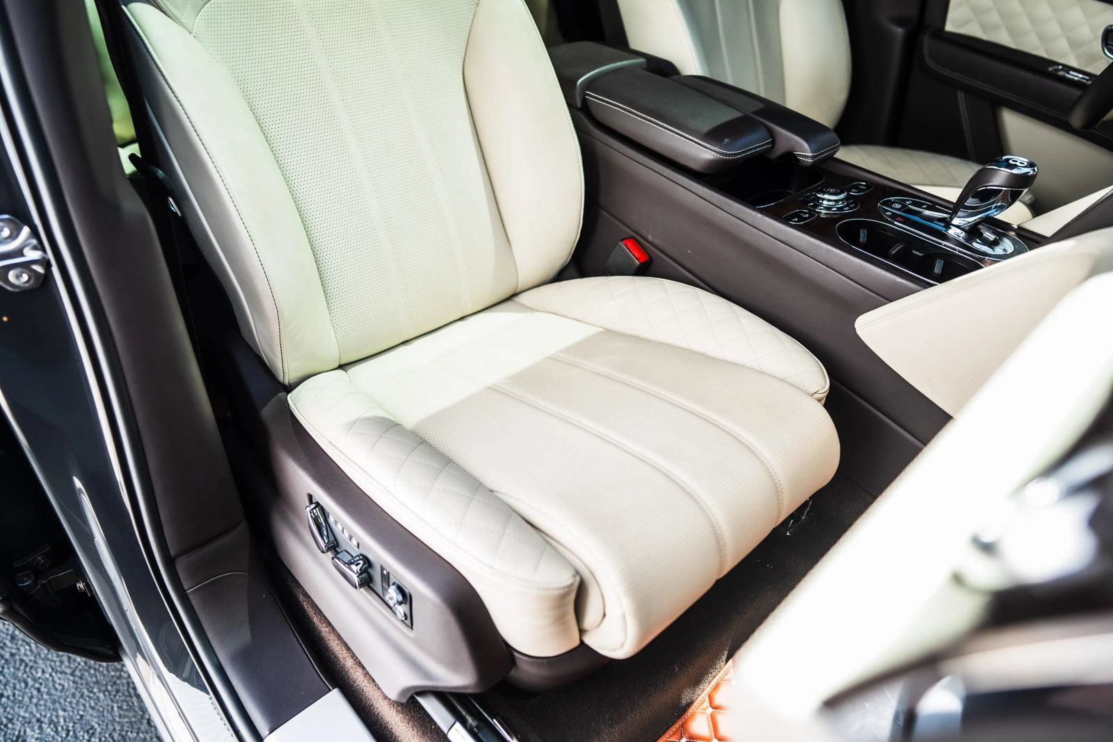 Used 2018 Bentley Bentayga AWD/4WD image 34
