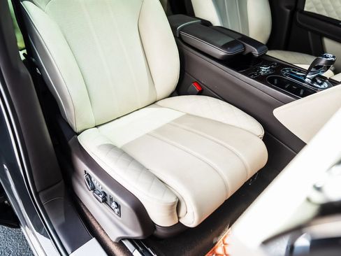 Used 2018 Bentley Bentayga AWD/4WD image 34