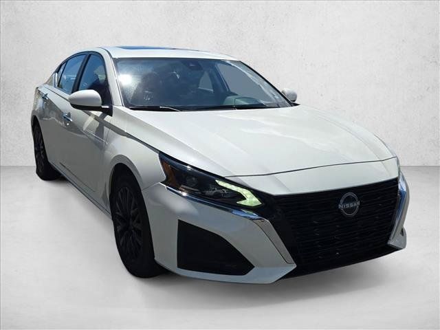 Used 2025 Nissan Altima 2.5 SV w/ SV Special Edition Package FWD image 3
