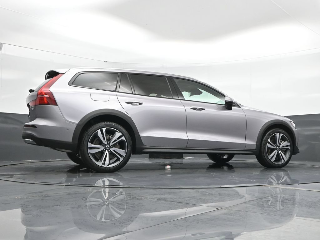 New 2026 Volvo V60 B5 Cross Country Plus w/ Climate Package AWD/4WD image 39