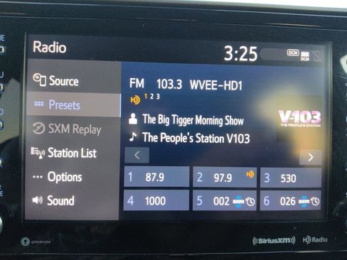 Used 2021 Toyota Highlander LE FWD image 25