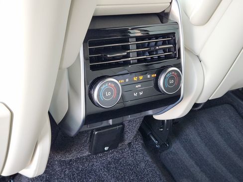 New 2025 Land Rover Range Rover Long Wheelbase SE image 31