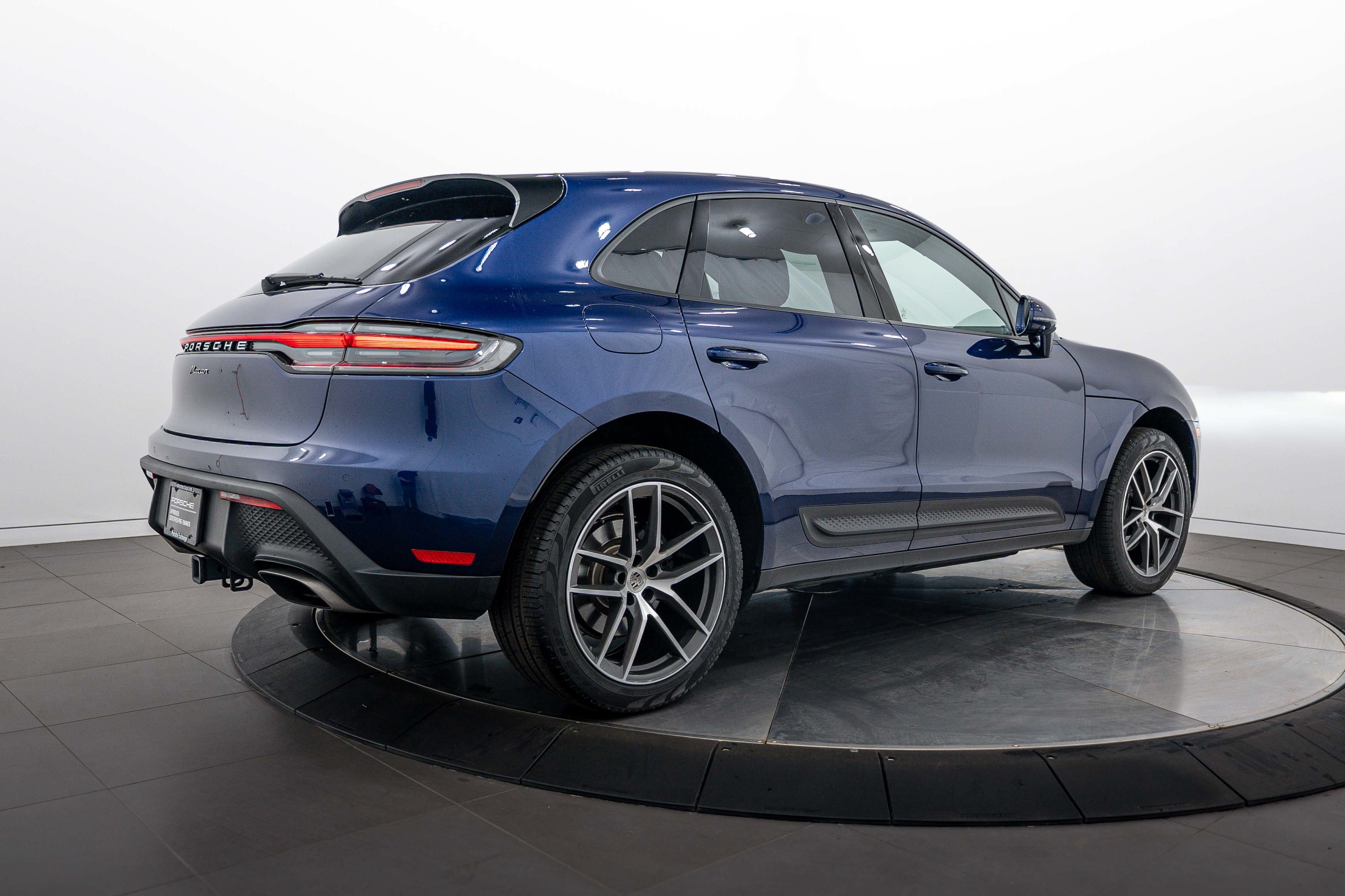 Certified 2025 Porsche Macan AWD/4WD image 7