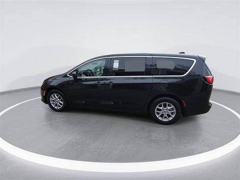 Used 2022 Chrysler Voyager LX image 6