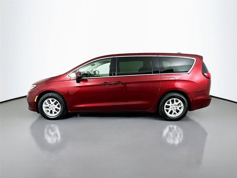 Used 2023 Chrysler Pacifica Touring-L FWD image 8