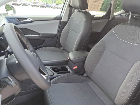 Used 2023 Volkswagen Taos SE w/ Panoramic Sunroof Package FWD image 14
