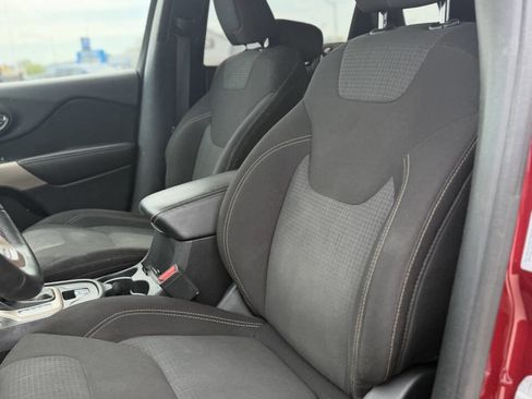 Used 2017 Jeep Cherokee Latitude w/ Cold Weather Group AWD/4WD image 11