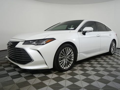 Used 2019 Toyota Avalon Limited image 9