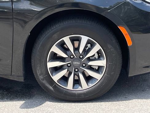 Used 2023 Chrysler Pacifica Touring-L FWD image 33